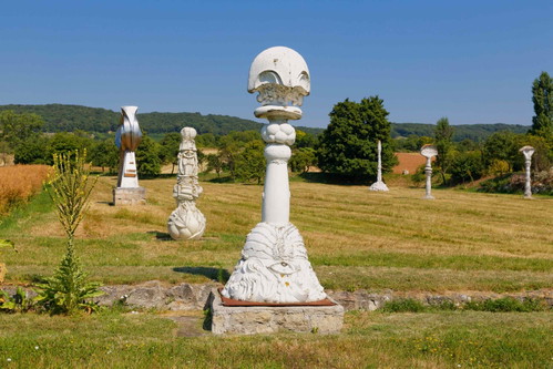 Wander Bertoni (1925–2019) war einer der bedeutendsten europäischen Bildhauer und baute sich in Winden am See ein außergewöhnliches Gesamtkunstwerk.