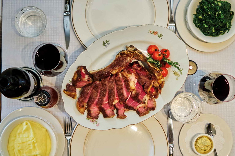 Im «Bohemia» wird das Fleisch auf dem Holzfeuergrill gebraten.&nbsp;