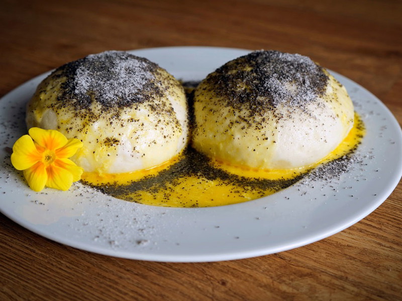 Ob Germknödel, Kaiserschmarrn oder Gulasch: Hüttengerichte können schnell und einfach nachgekocht werden.