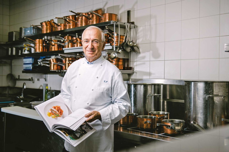 Ewald Plachutta mit einem seiner Kochbuch-Bestseller: Ein unüblich gutes Verhältnis zwischen Vater und Sohn war und ist bis heute eine der wichtigsten Grundlagen für den anhaltenden Erfolg des Wiener «Rindfleisch-Imperiums».