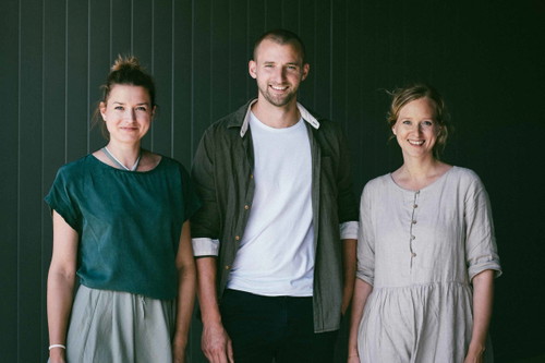 Die rennersistas Stefanie und Susanne mit Bruder Georg Renner machen mit ihren Naturweinen weltweit Furore.