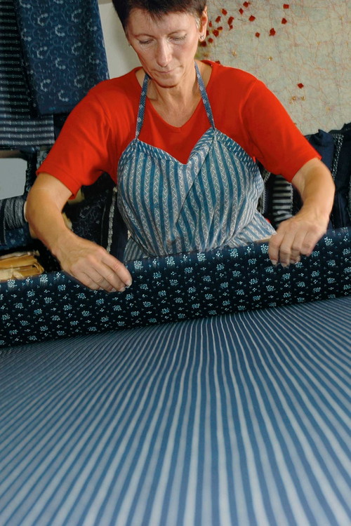 Blaudruck ist streng genommen Blaufärben. Denn gedruckt wird nur das Muster, das nach dem Färben mit pflanzlichem Indigo weiß bleiben soll. Die Koós sind die Einzigen in Europa, die auch Doppeldruck machen. Seit 2018 gehört das Handwerk des Blaudruckens zum immateriellen Weltkulturerbe.&nbsp;