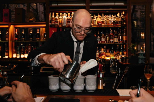 Bernd Neubauer hinter der Bar