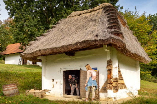 Das Kellerviertel Heiligenbrunn ist ein besonderes Juwel. Die Weinkeller aus dem 18. und 19. Jahrhundert sind Holzblockbauten, lehmbeworfen, strohgedeckt.
