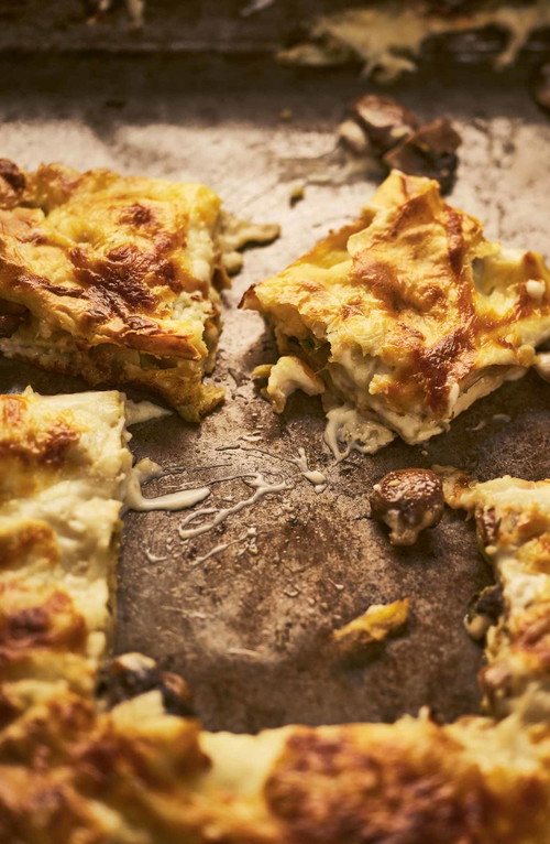 Die&nbsp;Lasagne di Pane Carasau hat es dem «Küchenbullen» Tim Mälzer in der 4. Staffel in Sardinien angetan.
