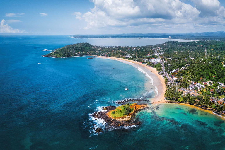 Der Strand von Mirissa ist einer der berühmtesten der Insel. Oruwas, die traditionellen Fischerboote auf Sri Lanka, kommen auch heute noch zum Einsatz.