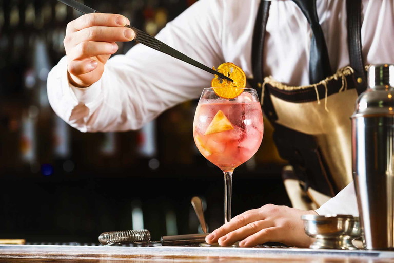 Farbgebend für die pinkfarbenen Spirituosen sind oft Früchte wie Beeren, Grapefruit oder Rhabarber, aber auch Rosenblüten oder Hibiskus.&nbsp;