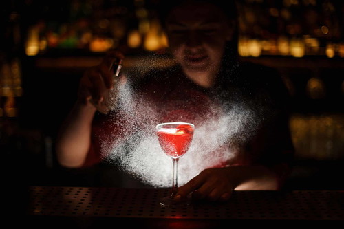 Bunt gemixt: Die Trendfarbe Rosa erobert auch die Bars.
