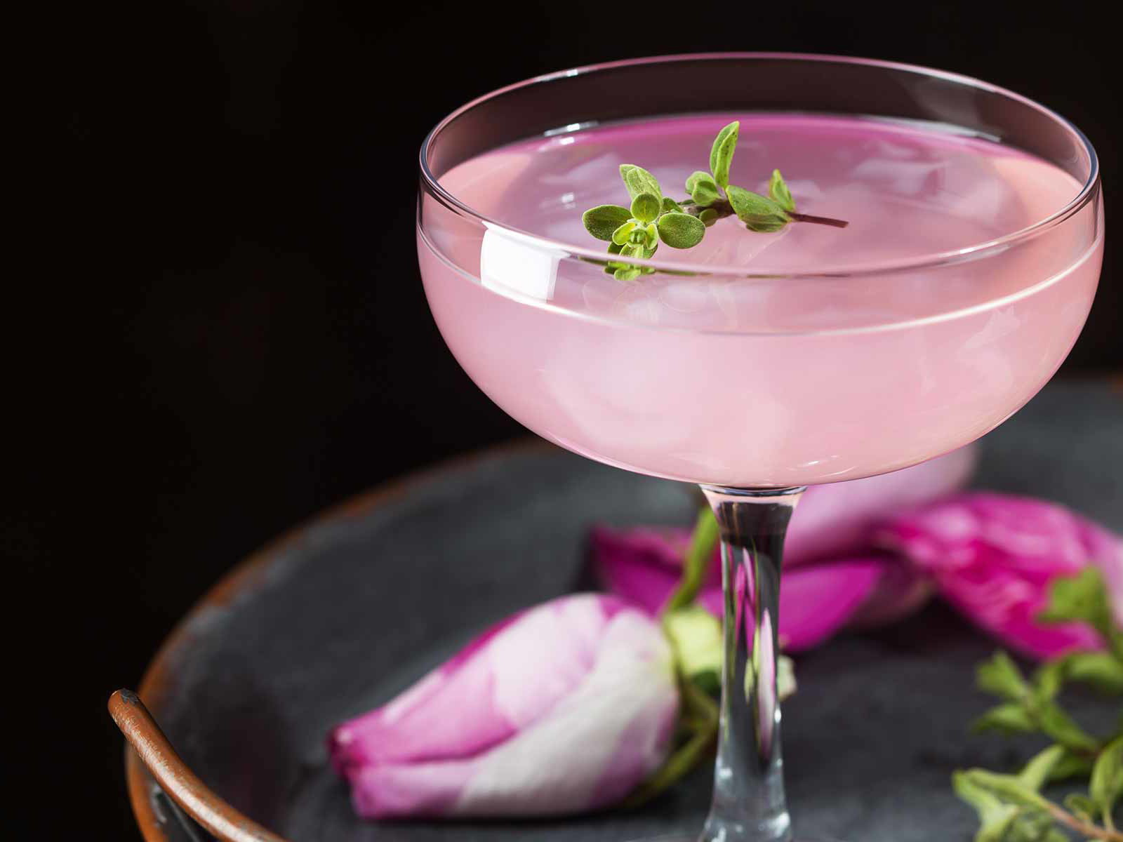 Spirituosen und Cocktails in Pink zelebrieren sichtbar die&nbsp;Leichtigkeit des Seins – gerade&nbsp;auch in schwierigen&nbsp;Zeiten.