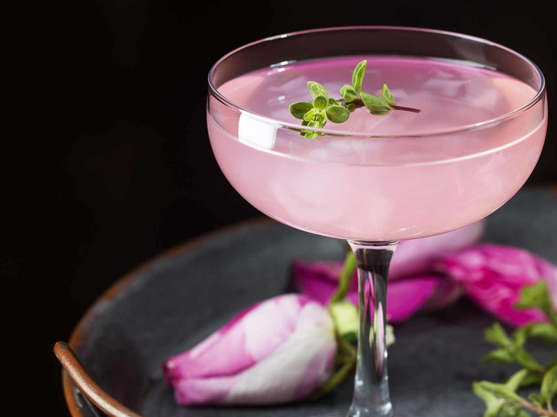Spirituosen und Cocktails in Pink zelebrieren sichtbar die&nbsp;Leichtigkeit des Seins – gerade&nbsp;auch in schwierigen&nbsp;Zeiten.