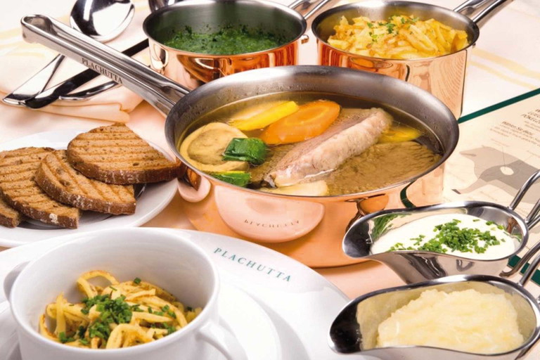 Das (eigentlich simple) Konzept: Tafelspitz und Hüferscherzel in kupfernen Kesseln, Fleisch in dampfenden Suppen, mit Schnittlauchsauce, Gemüse und Markknochen.