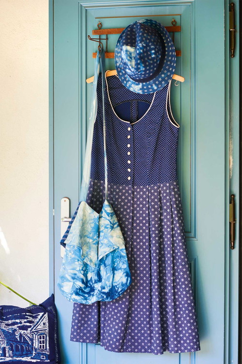 Der Blaudruck wird auch für das neue Rechnitzer Alltagsdirndl verwendet.Vom Rocksaum bis zu den Knopflöchern reine Handarbeit.