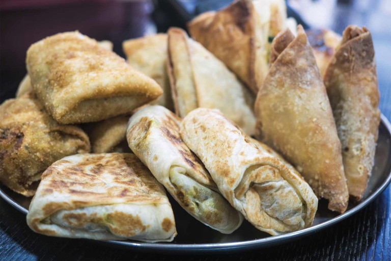 Die Streetfood-Klassiker Roti und Hopper gibt es entlang der belebten Straßen überall.