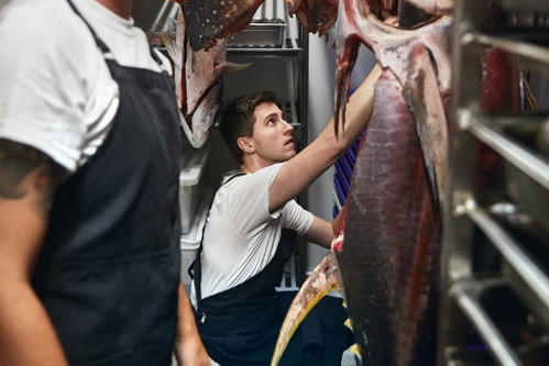 Manche Fische, zum Beispiel Weißer Thunfisch, reifen über 40 Tage im Kühlhaus, bevor sie als Tatar oder Carpaccio zu Tisch dürfen.