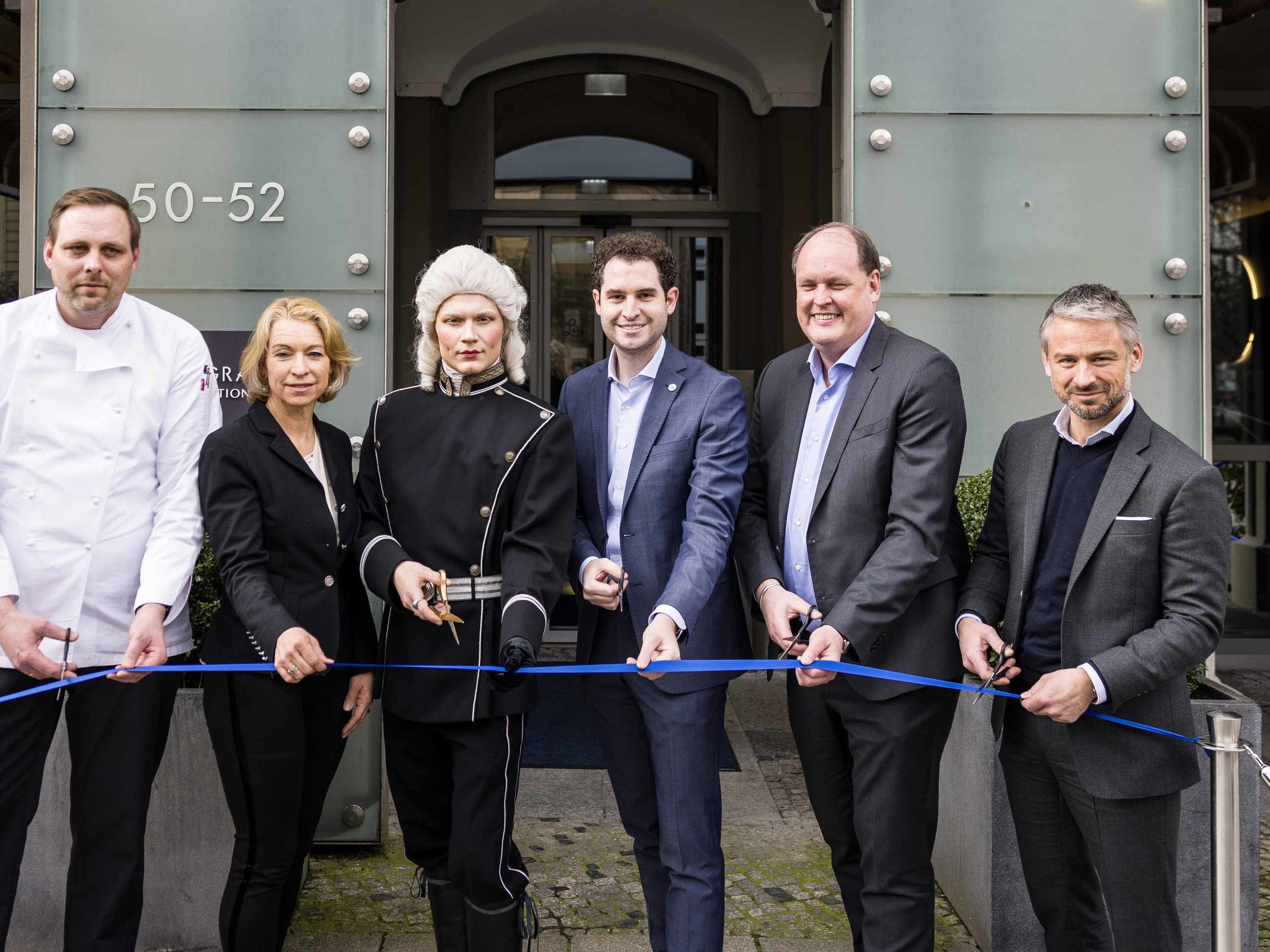 Küchenchef Florian Glauert mit Cristina Bastian, Hotel Manager Thomas Duxler, Morten Skumsrud und Michael Wagner eröffnen das neue Luc Hotel in Berlin.