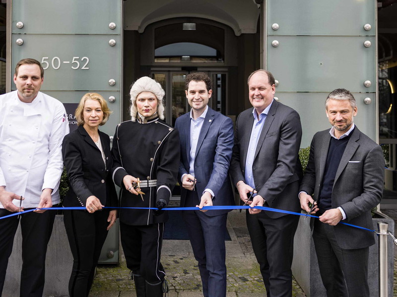 Küchenchef Florian Glauert mit Cristina Bastian, Hotel Manager Thomas Duxler, Morten Skumsrud und Michael Wagner eröffnen das neue Luc Hotel in Berlin.