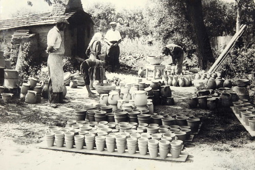Das Töpfern hat im Burgenland eine lange Tradition. Eine Zunfttruhe von 1846 beurkundet&nbsp;die Marktgemeinde Stoob als Mittelpunkt des Töpfer- und Hafnergewerbes.&nbsp;