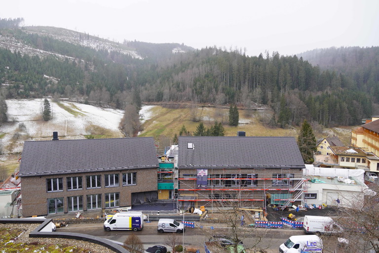 Außenansicht des wiederaufgebauten Stammhaues
