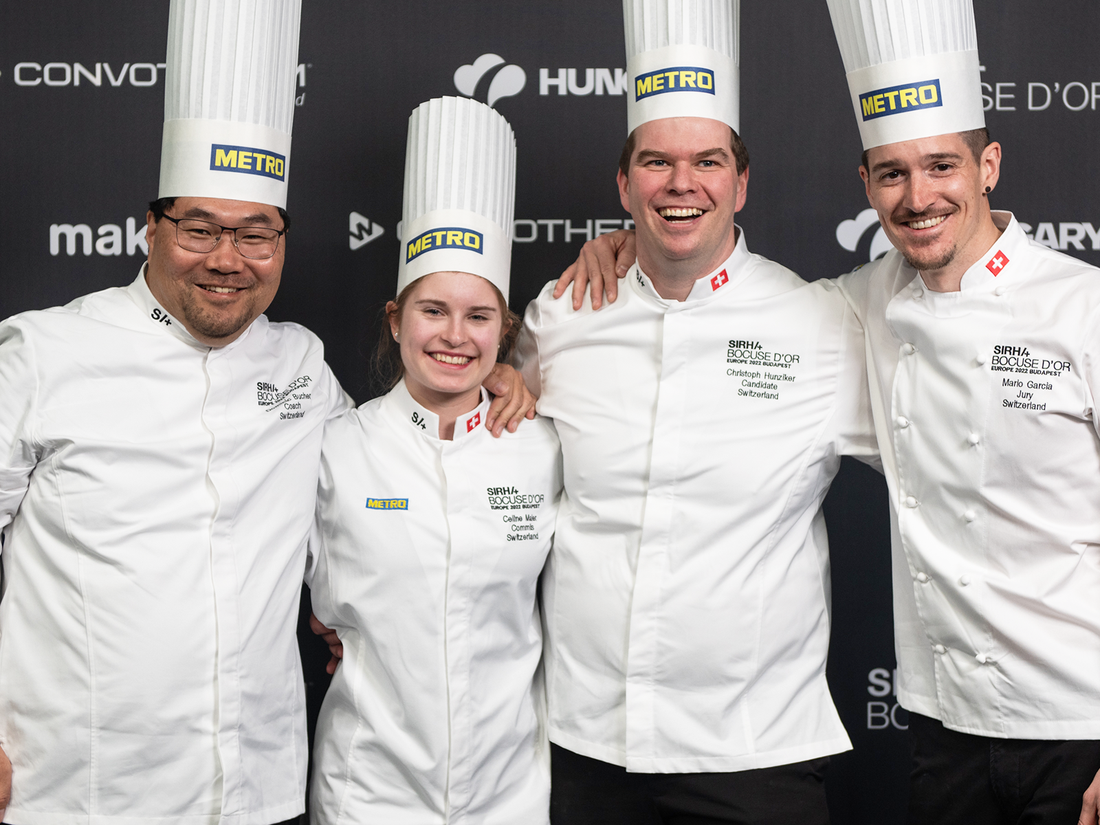 Das Schweizer Team beim Bocuse d’Or Europe 2022: Coach Dominic Bucher mit Christoph Hunziker, Commis Céline Maier und Mario Garcia