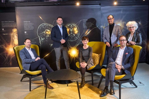 Markus Arnold, Geschäftsführer der Neuro Culinary Center AG; Silvan Sutter, Gastgeber; Elke Hesse, die Verantwortliche für Kunst und Kultur der Pühringer-Gruppe; Martin Baumgartner, künstlerischer Leiter der Neuro Music Academy (NMA); Tim Moitzi, Residenzmanager und Marcella Tönz, Projektleiterin Musikita Vitznau. (v.l.n.r.)