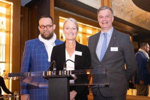 Alumni-Präsident&nbsp;Christopher Jones, Managing Director&nbsp;Georgette Davey und Verwaltungsratspräsident&nbsp;Pierre Salles