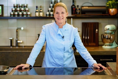 Cornelia Poletto verbindet norddeutsche Lässigkeit mit italienischer Lebensfreude. Ihre Küche setzt auf hochwertige Produkte und den reinen Geschmack der Zutaten. Nach zehn Jahren mit Michelin-Stern eröffnete sie 2011 ihr Restaurant in Hamburg Eppendorf. Sie bietet Kochkurse unter »Cucina Cornelia Poletto« an, ist Gastgeberin in ihrer Deli &amp; Bar »Paolas« und engagiert sich in verschiedenen gastronomischen Projekten. Bekannt aus TV-Formaten wie »Die Küchenschlacht« (ZDF) und Autorin von neun Kochbüchern, setzt sie sich seit über 15 Jahren sozial ein, u. a. als Schirmherrin des Altonaer Kinderkrankenhauses.
