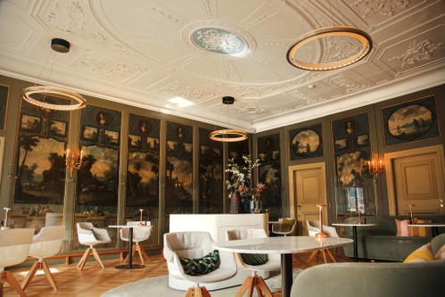 Es gibt vermutlich nur wenige schönere Arbeitsstätten als Andreas Caminadas «Schloss Schauenstein» in Fürstenau. Der Ausnahemkoch schuf hier ein wahres Paradies für Gourmets, das sich stetig weiterentwickelt.