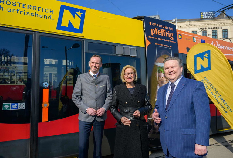 &nbsp;Landesrat Jochen Danninger, Landeshauptfrau Johanna Mikl-Leitner und der Wiener Bürgermeister Michael Ludwig präsentieren das Weinviertel-Design, das drei Straßenbahn-Garnituren in Wien ziert.
