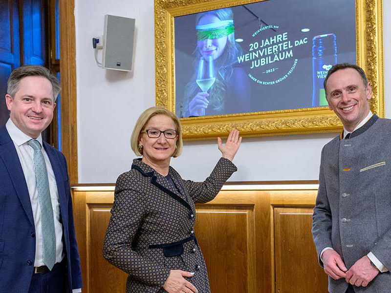 Gratulanten: Weinbaupräsident Johannes Schmuckenschlager, Landeshauptfrau Johanna Mikl-Leitner und Landesrat Jochen Danninger