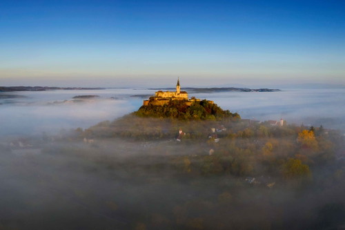 Auf einem längst erloschenen Vulkankegel thront die 1157 als Wehranlage errichtete älteste&nbsp;Burg&nbsp;des Burgenlands weit über dem Land. Auch im Nebel sehr schön.