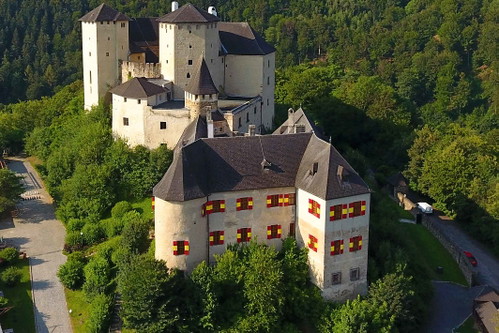 Die Burg Lockenhaus liegt direkt im waldreichen Naturpark Geschriebenstein-Írottkö und ist ein Ort für Musik, zum Wohnen und Heiraten.