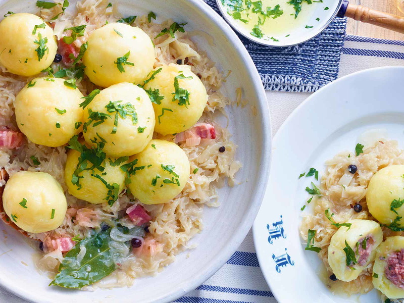 Ob prall gefüllt, als flaumiger Ball oder mit fruchtigem Kern – Knödel schmecken einfach umwerfend gut. Wir zeigen die Top 6!