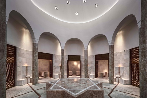 In der oberösterreichischen »Therme Geinberg« liegen nur wenige Meter zwischen der orientalischen Welt aus 1001 Nacht und karibischem Flair.