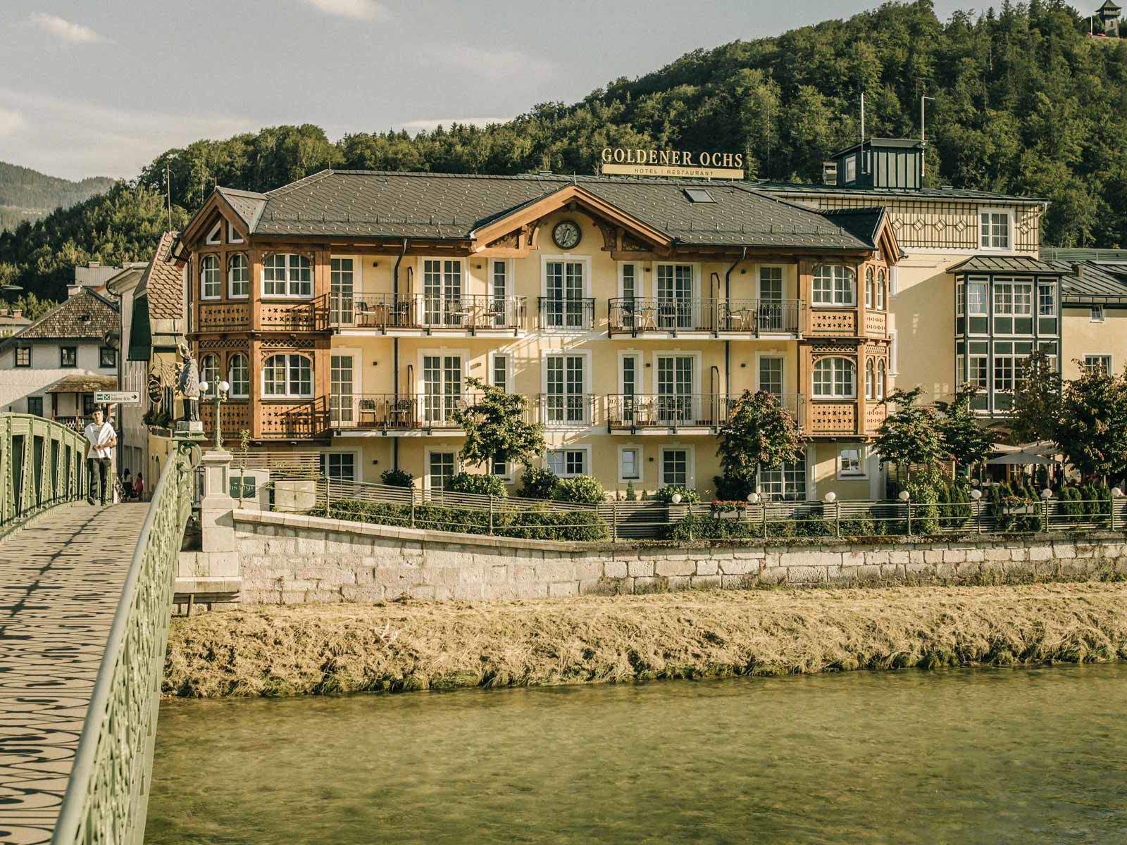 Das Hotel&nbsp;liegt direkt&nbsp;an der Traun.