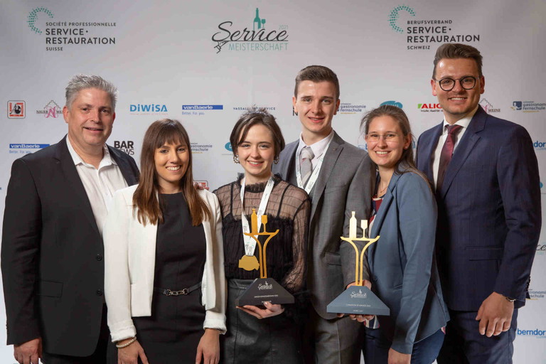 Christoph Muggli (Präsident Berufsverband Service Restauration Schweiz), Daniela Jaun (Weko Präsidentin, Service Meisterschaft), Tiana Ward, Marc Gay, Noemi Zosso (Mitglied der WEKO-Service Meisterschaft) und Roman Helfer (Geschäfsführer, Berufsverband Service Restauration Schweiz).