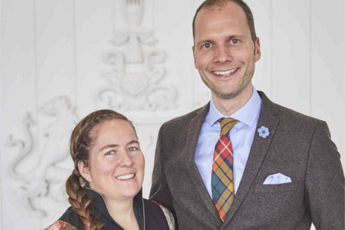Resident Managerin, Julia von Deines, und Cluster Manager, Constantin von Deines, des Falkensteiner Schlosshotels Velden.
