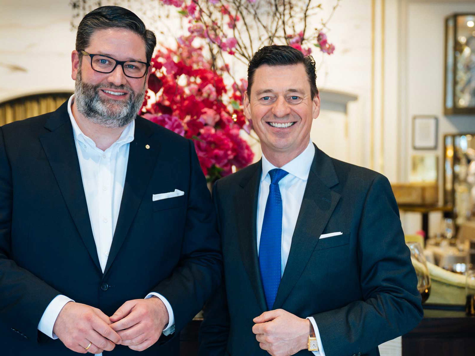 Julian Pfitzner und Ingo C. Peters besiegeln die Partnerschaft in Hamburg.&nbsp;