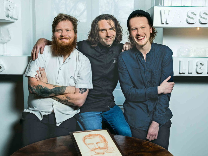 Lukas Mraz (links) sammelt Geld für die Kriegsregion.