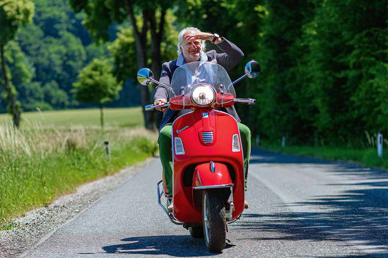 Für sein neuestes Buch ist Michael Schottenberg mit seiner roten Vespa quer durch Österreichs jüngstes Bundesland gebraust. Titel: »Burgenland für Entdecker«, Verlag: Amalthea, Preis: 25 Euro.