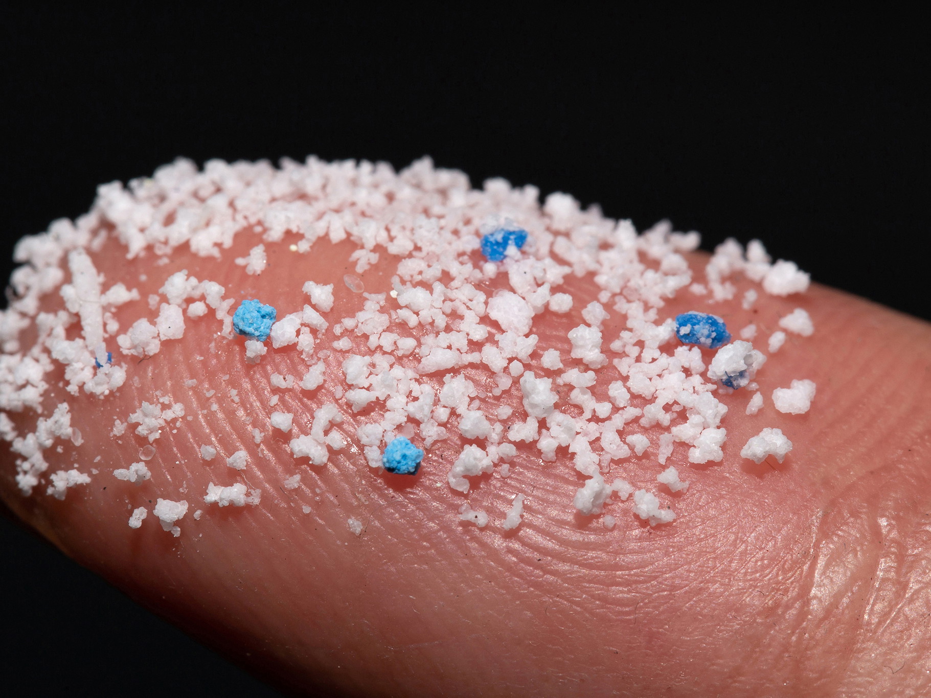 Mikroplastik ist im Gegensatz zu Nanoplastik teils noch mit freiem Auge erkennbar.