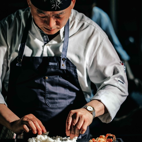 Neu im »Naturhotel Forsthofgut« ist das&nbsp; »Seerestaurant Mizūmi« – in der offenen Showküche wird die japanische mit der alpinen Küche kombiniert.