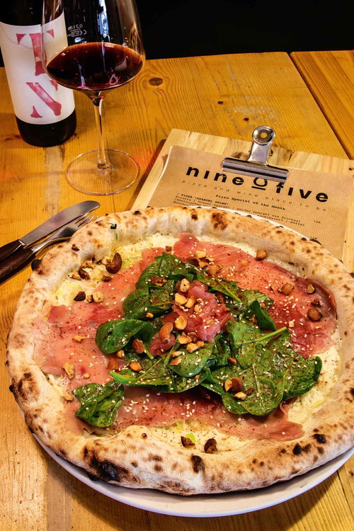 Ex-Sterne-Sommelier Sebastian Georgi stellte bei seinen Pizzerien von Beginn an die Weinkarte in den Fokus. Auch deshalb wurden sie Kult.