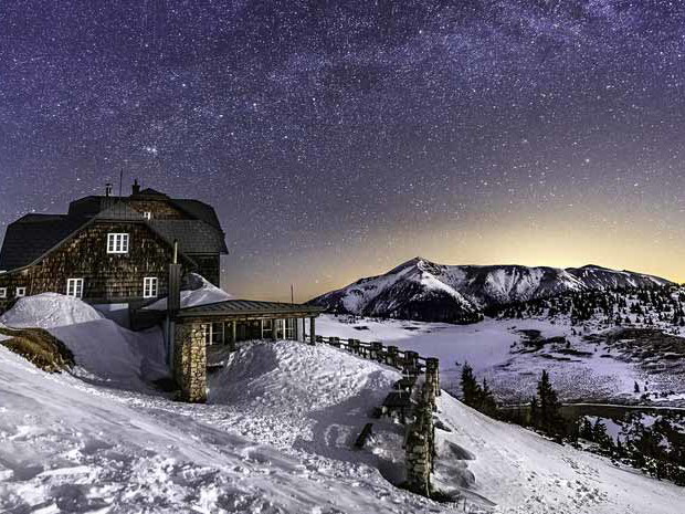 Die Schutzhütte Ottohaus an der Rax unter dem Sternenhimmel