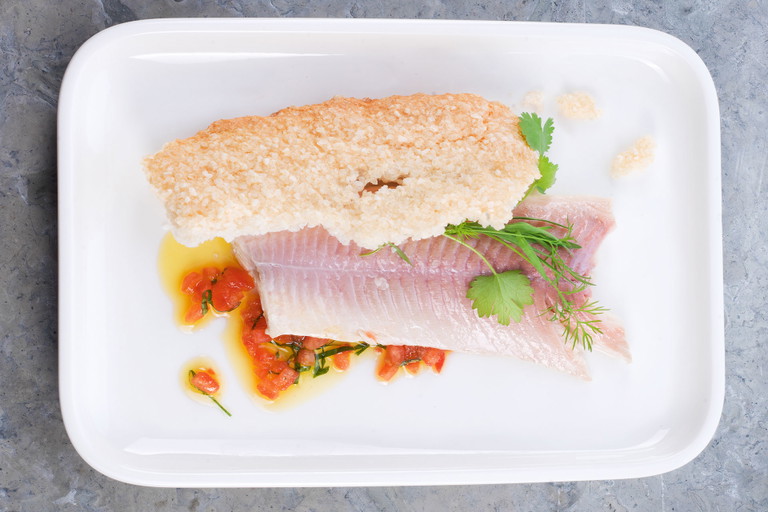 Die Kruste am Teller ist reine Deko – im Backrohr aber wurde der Fisch nur dank ihr unerreicht saftig.