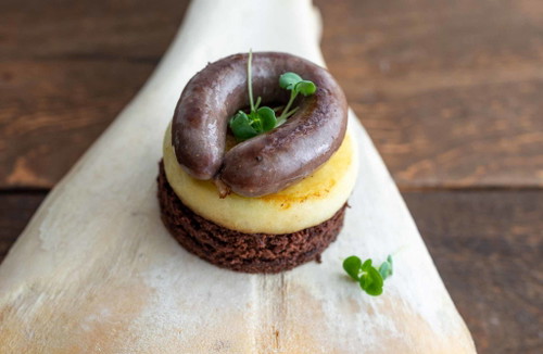 Lebkuchenwurst auf Lebkuchen und Apfelring