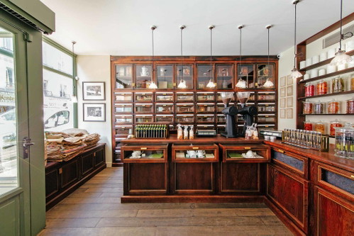 Das Interieur ist historisch, die Bohnen werden täglich frisch geröstet: Bei »Verlet« wird zum Kaffee auch klassische Pâtisserie serviert.