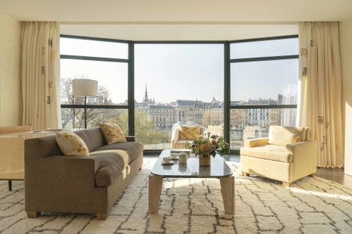 Wer im vornehmen »Hotel Cheval Blanc« residiert, hat einen grandiosen Logenplatz hoch über der Seine.