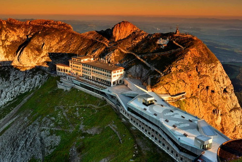 Mit der Luftseilbahn kommt man auf den Pilatus Kulm auf 2'132 Metern über Meer.
