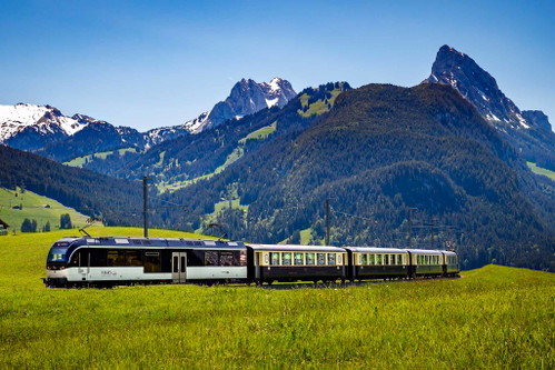 Der Käsezug der Montreux-Berner Oberlandbahn.