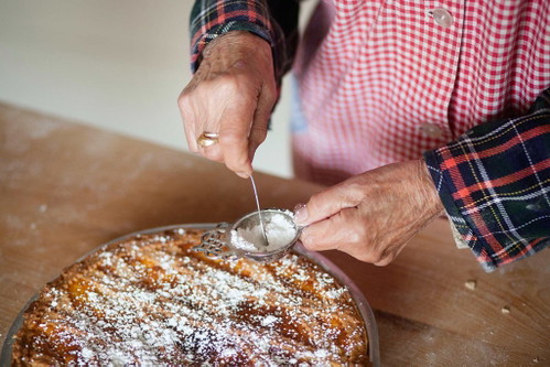 7. Backen und mit Zucker bestreuen 
Die Pastiera bei 160 °C&nbsp;backen, bis die Füllung fest geworden ist und der Teig eine appetitlich braune Farbe bekommen hat. Neapolitaner mögen es süß und bestreuen ihre Pastiera daher jetzt noch mit Staubzucker.